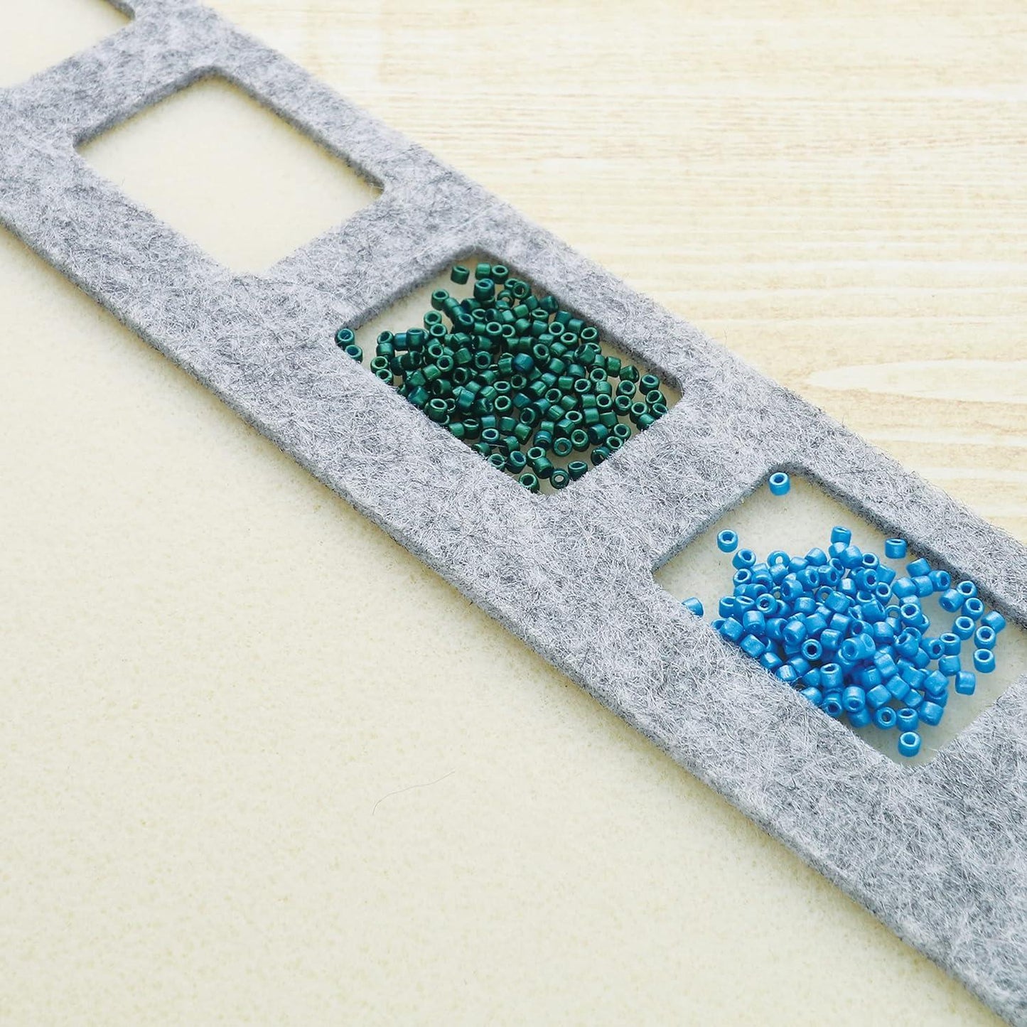 The Beadsmith Seed Bead Treasure Mat – 8” x 11” (20.3 x 27.9cm) – Soft Surface, 6 Compartments, Raised Border – Perfect for Working on Seed Bead Projects, Beading