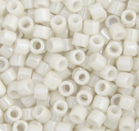 11/0 RD 5.2g Alabaster Glazed Luster ( 0211V)