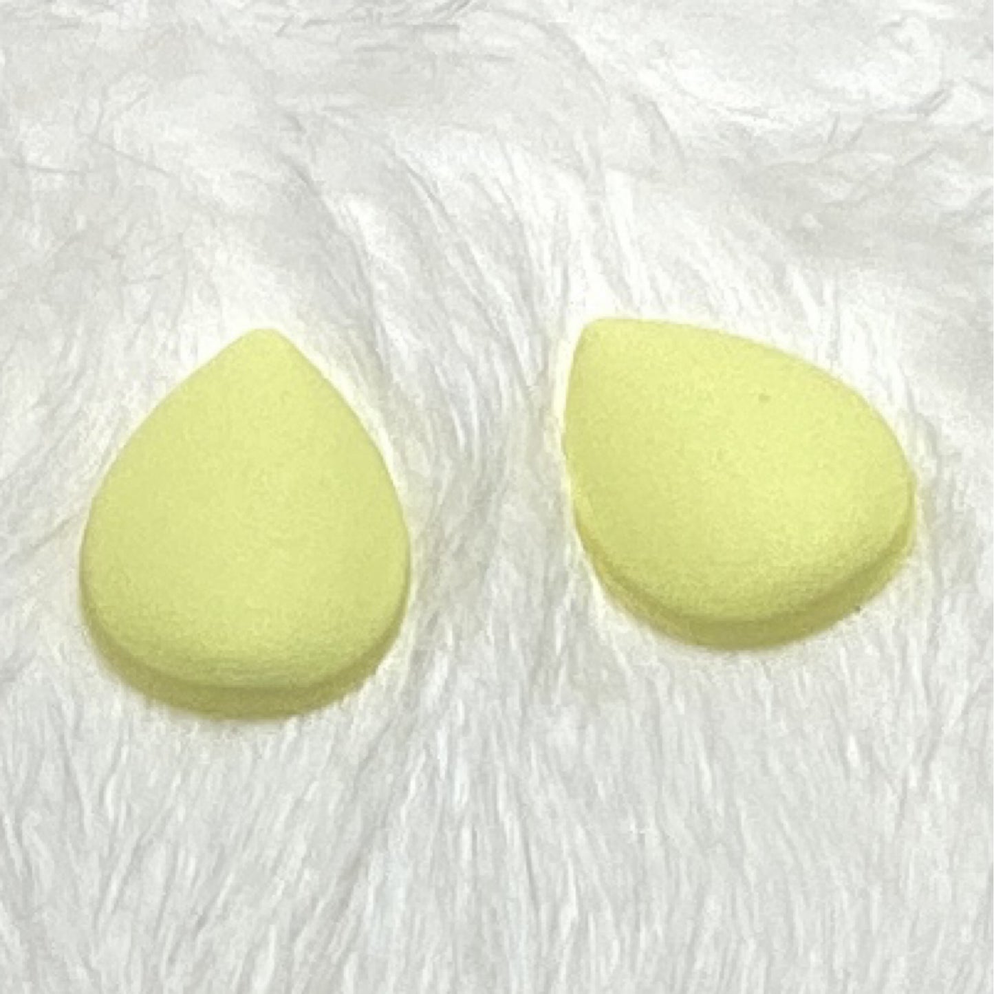 Yellow teardrop pastel cab 18 mm